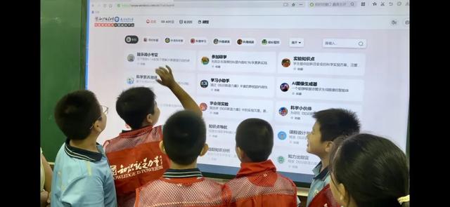厦门市演武小学科学小记者团率先开展“知识就是力量科普增值服务AI智能体平台”应用培训