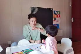 儿童陪伴师自述：每天上班4小时，月入4万，做孩子的“外包父母”图片