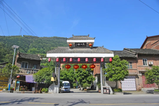 小布丁·早安丨地名里的重庆：山水蕴玉龙，湖韵醉人间