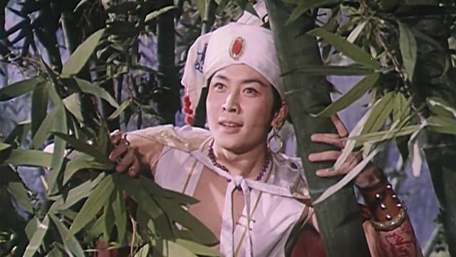 没想到，73岁唐国强受邀观礼阅兵刚一个月，竟再令所有人刮目相看
