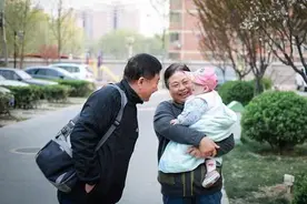 生了二胎，大宝应该跟谁睡？一种选择伤害大，另一种却是最优安排图片