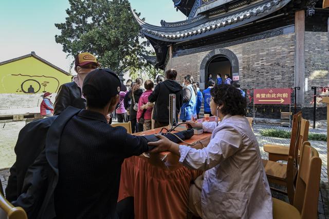 秋爽登文峰 塔下聚宾朋