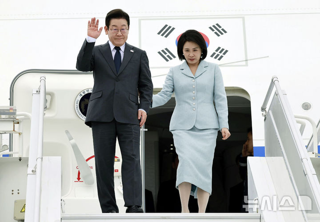 韩国第一夫人惊艳了埃及！59岁穿丝绸收腰裙，小腹凸起也难掩风韵