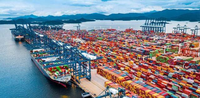 中国贸易顺差突破万亿美元，这个数字背后，正在发生什么？