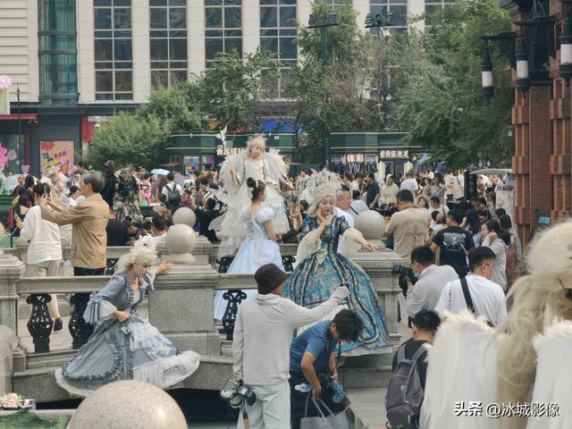 索菲亚教堂旁，游客扎堆拍写真