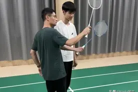 盛李豪归队前爸爸连夜教打羽毛球，干饭哥太全面，居然还会包馄饨图片