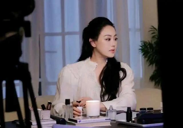 45岁仍拍三级片追求刺激？从亿万富豪再到烂片女王	，她在追求什么