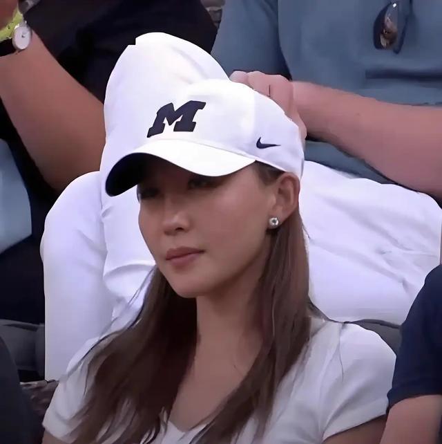 34岁东北姑娘拿下81岁全球首富，长的很漂亮，一年抱俩娃身价上亿