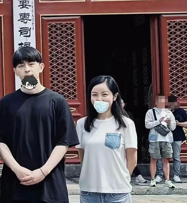 邓伦去北京寺庙祈福被偶遇，一身黑色打扮，双手放在肚子上很拘束