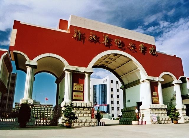 江苏考生被火箭军大学录取，多名领导送通知书，母亲眼神惹人心酸