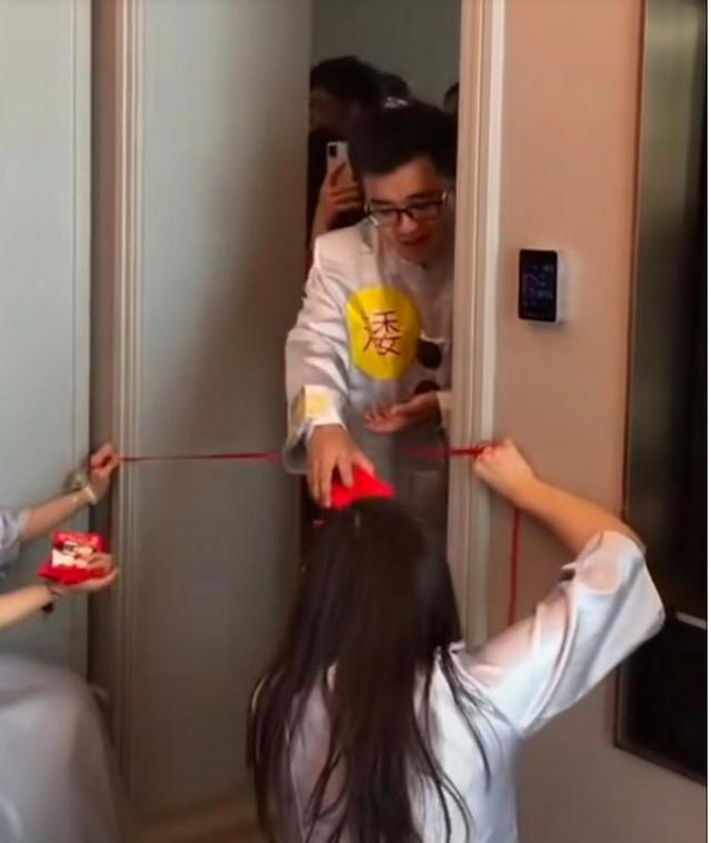 河北新郎接亲被堵门1小时，给钱也不让进，一举动让女方直接崩溃