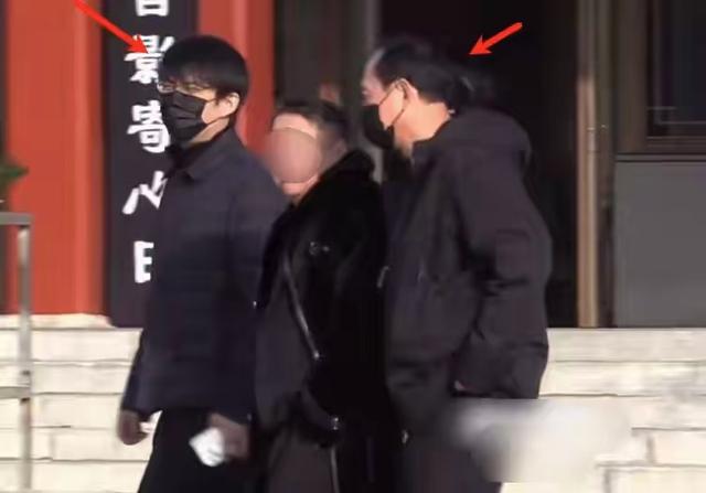 唐嫣送公公骨灰上车！罗晋捧遗像，亲友透露：唐嫣一直搀扶着罗晋