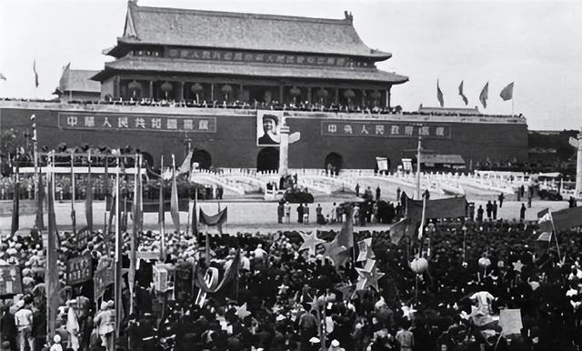 毛主席为何一生不进故宫，终生再未回延安？周总理的谈话道出实情