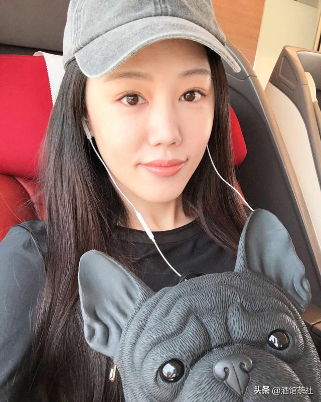 父亲是央视“一哥”，母亲是商业精英，他却凭一己之力娶影后之女