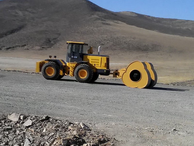 铲车带的冲击压路机破解水泥路面破碎难题施工指南