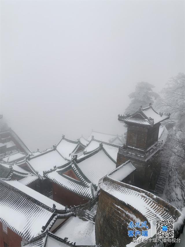 武当山金顶积雪超10厘米，零下11℃绘就冰雪仙山