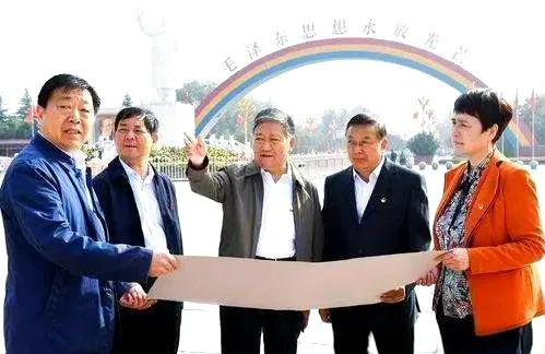 在南街万千的游客里，有不少抱着学南街的想法