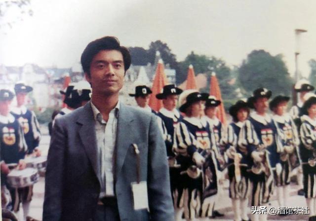 父亲是央视“一哥”，母亲是商业精英，他却凭一己之力娶影后之女