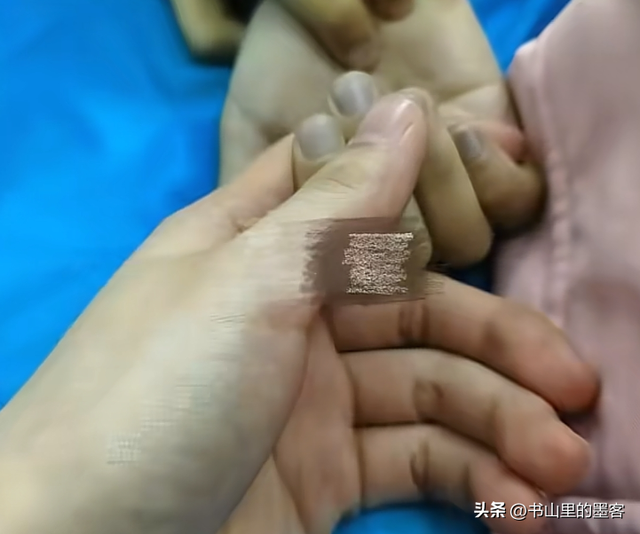 女孩追母身亡后续：舅舅透露内情，孩子父亲只顾领赔偿	，不见悲伤