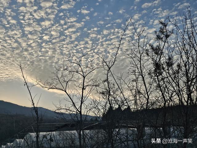 我拥抱了自然，你拥抱了天空，蓝天白云，大山幽幽，风景如画!