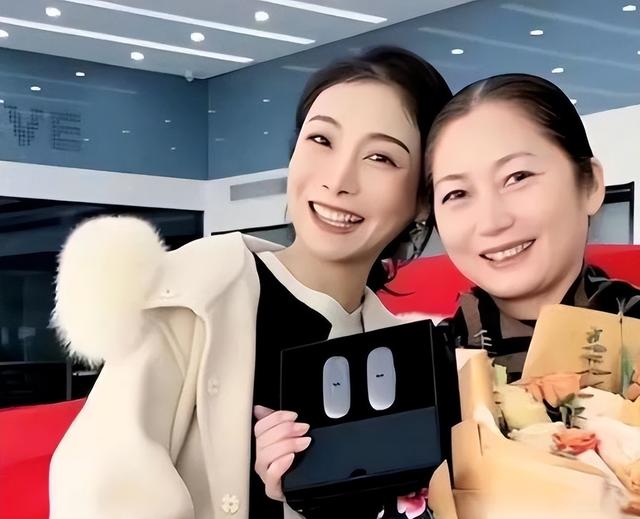 花50万买英国精子生3娃，7年后山东女子现状曝光：她后悔了吗？