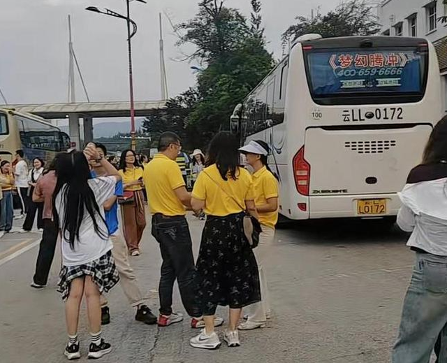 后续！129人云南游被甩服务区，知情人曝真相，难怪司机如此嚣张