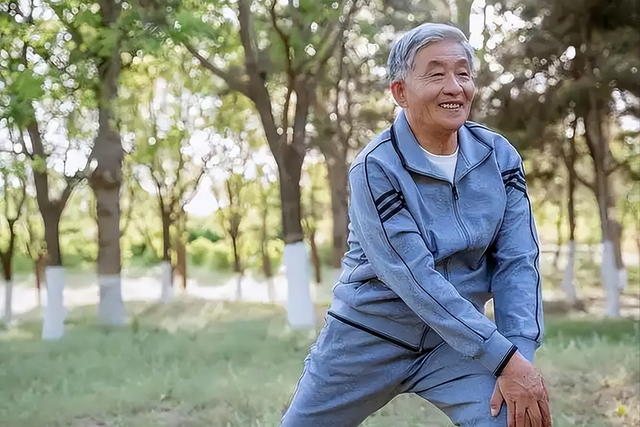 散步半个小时错了？医生建议：过了60岁，散步要尽量做到这5点