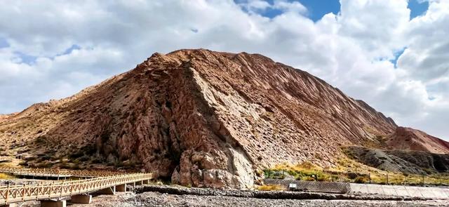 新疆乌恰县贝壳山，满山的贝壳