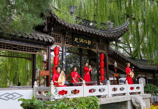中秋国庆彩灯游园会限定表演！场场精彩～前方有欢乐因子正在释放！