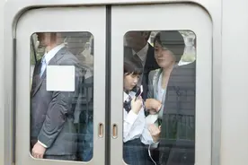 日本电车痴汉愈加疯狂！围住受害者直接扒内衣，还有女装猥亵男人图片