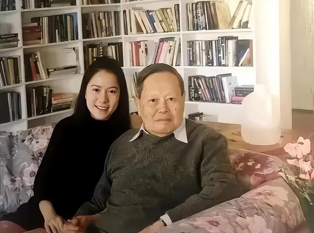 杨振宁妻子翁帆曾自白：为了丈夫的身体，我16年来都是早睡早起