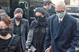 大S撩人黑丝透视装与张兰的黑色内衣图片