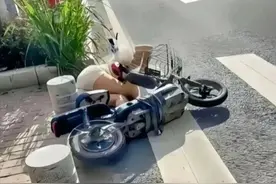 每天一笑，50张搞笑动图：有人骑电瓶车摔倒了，这个可以扶吗？图片