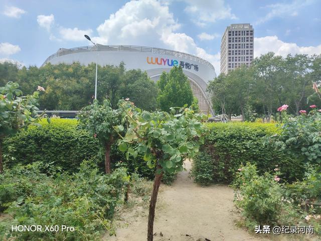 信华建国酒店和新城吾悦广场，如同商丘市中心城区的两颗璀璨明星