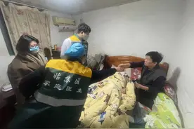 高龄老人高烧一天未进食，社区紧急联系医生上门查看图片