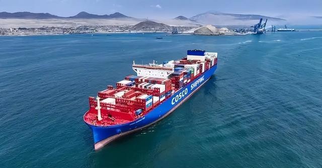 特朗普刚要对中国下重手，突然在大连造船厂内，发现了不寻常一幕