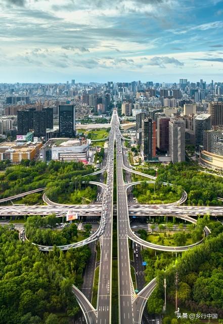天府广场：从国旗之下到千年深处，一条大道串起的城市史诗