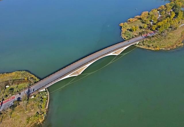 西安七夕公园:水韵织就初冬美景