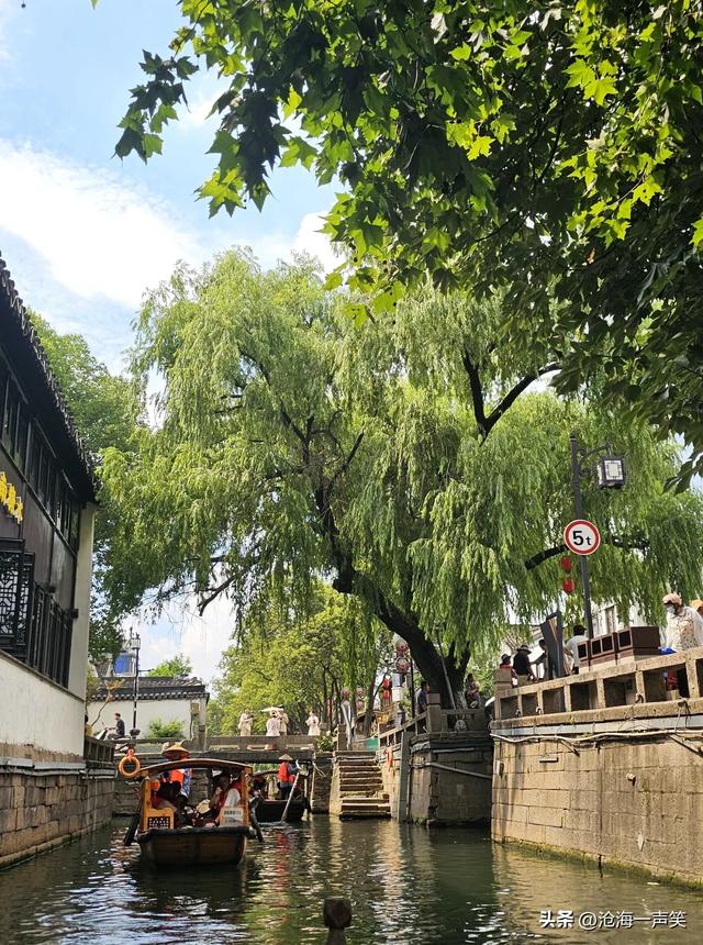 苏州平江路，笔直的河道，湾湾的小舟，欢乐的人群，和平的盛世