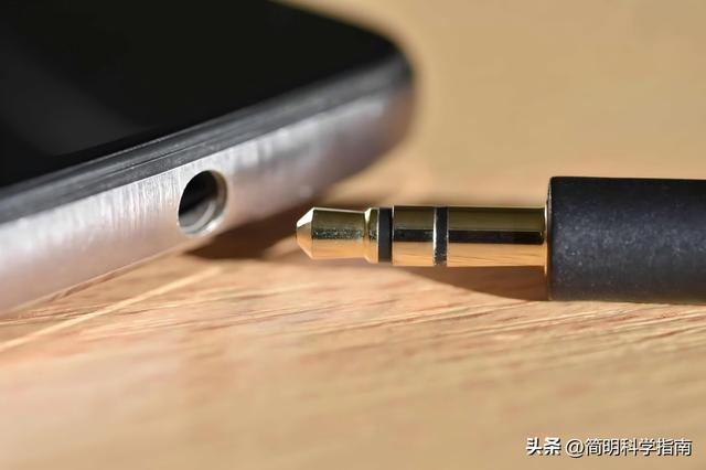 手机耳机孔的消亡与进步的谎言