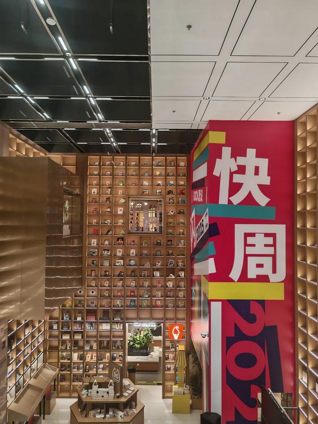 淘书逛展、夜游夜市、盖章打卡……上海书展的快乐，弥漫在整座城市→