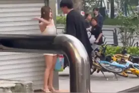 女子当街被打，二人争执不休，只因为男友发现了她难以启齿的秘密图片