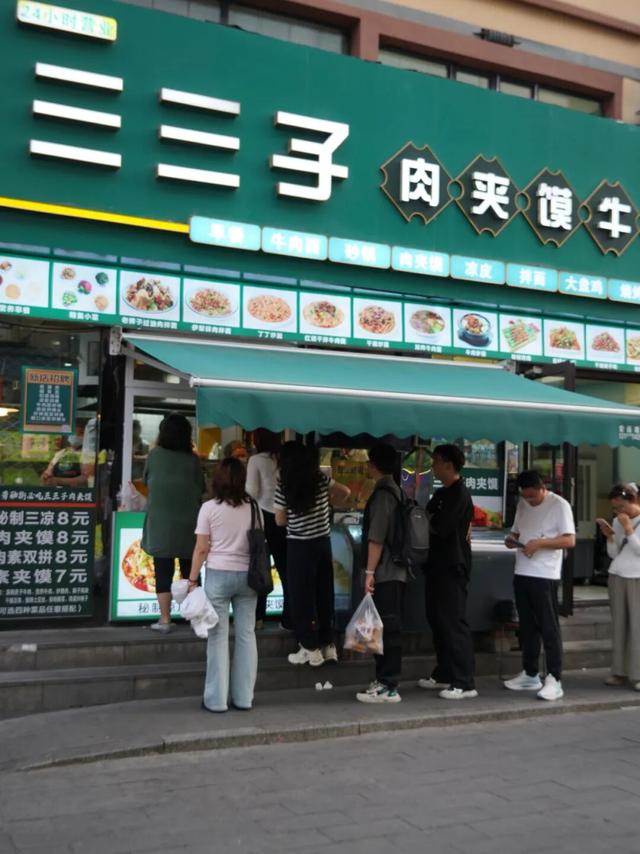 乌鲁木齐的劳动街，是由小炒、烧烤和夏夜晚风组成的