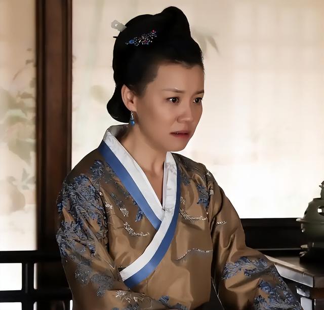 与四婚名导同居三年流产两次不结婚，转身下嫁穷小子，如今咋样？