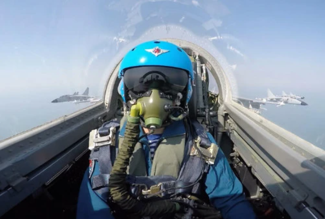 美军也来了，中日交锋之际，美舰靠近黄岩岛，与中国军舰隔空对峙