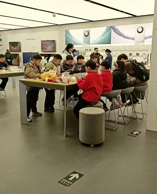 “手机网吧”要没了？！小孩哥没地儿玩游戏……