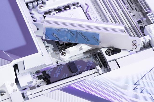 X3D处理器“最佳搭档” 技嘉X870E AORUS MASTER X3D ICE超级冰雕评测
