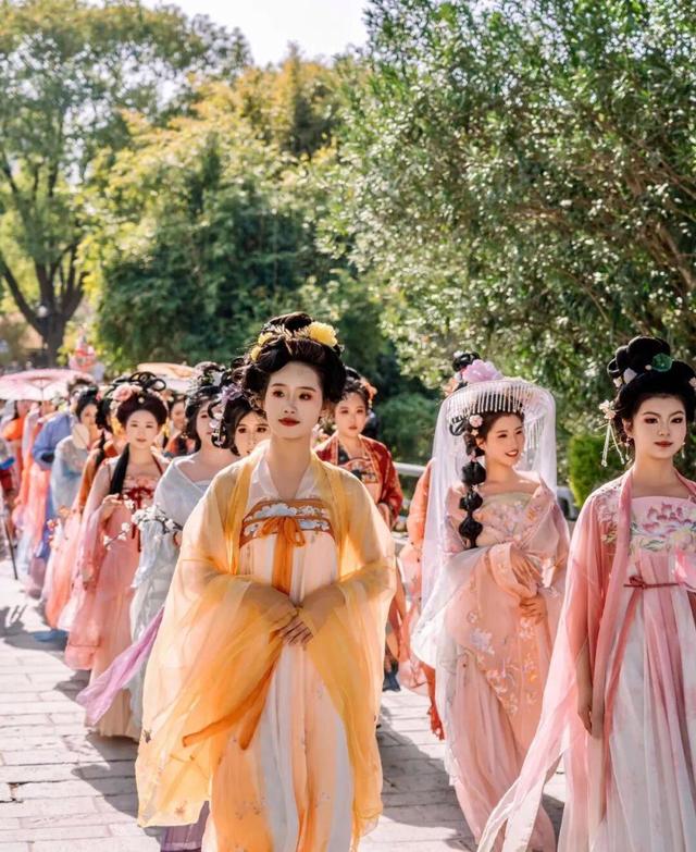 嘻游白鹤湖·嗨玩国庆节｜瓦子灯祈福夜、仙侠巡游……解锁8天超燃玩法！「全球学子嘉游赣 奇绝鹰潭逍遥游」