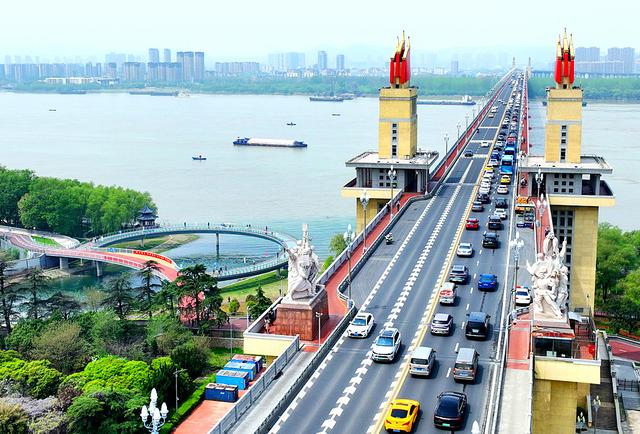 武汉与南京这俩个省会城市，有哪些独特地相同与不同之处呢？