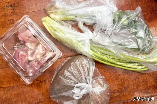 旅居大理，偶尔也会自己动动手，最近做的是它：排骨芋艿汤